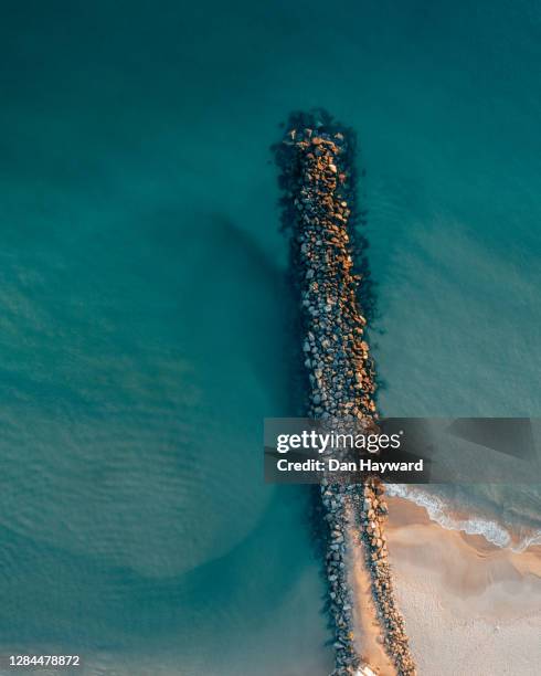 noosa groyne vertikal - groyne stock-fotos und bilder