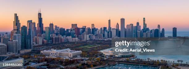 panorama of chicago skyline at sunset - trump international hotel & tower chicago stock pictures, royalty-free photos & images