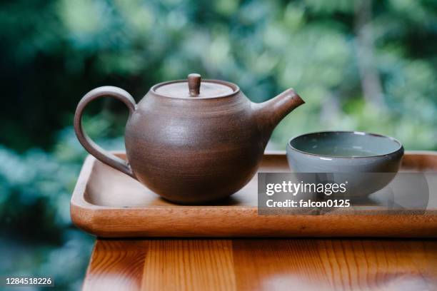 chinese tea pot with glass - bule de chá imagens e fotografias de stock