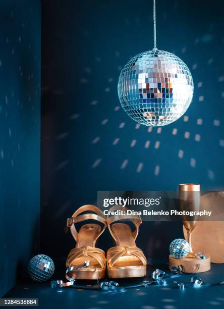 golden slippers, disco ball, champagne glasses and glitter on a dark - diskokugel stock-fotos und bilder