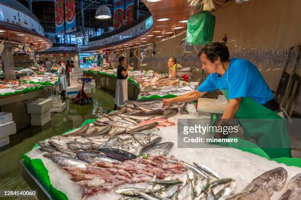 viskraam op de la boqueria-markt - fish market stockfoto's en -beelden