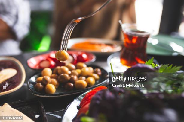 ochtend ontbijt thee jam en olijven - griekse gerechten stockfoto's en -beelden