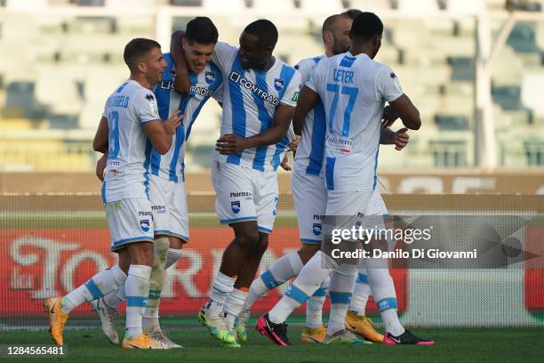 Dejan Vokic of Pescara Calcio celebrates with teammates after scoring a goal during the Serie B match between Pescara Calcio and AS Cittadella at...