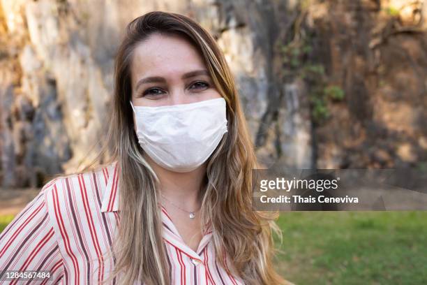 kvinna som ler bakom masken - campinas bildbanksfoton och bilder
