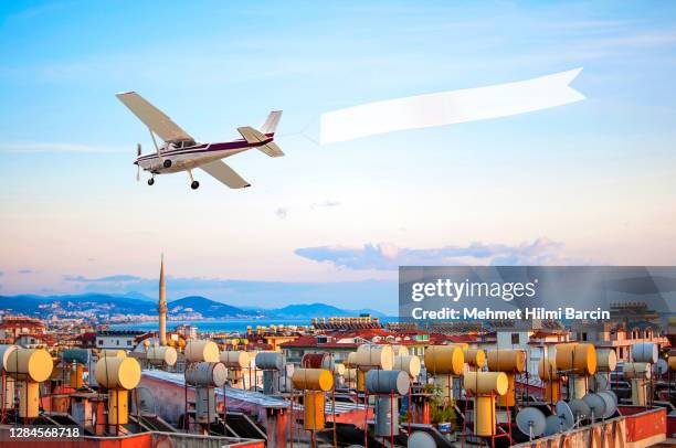 complexiteit - commercial aircraft flying stockfoto's en -beelden