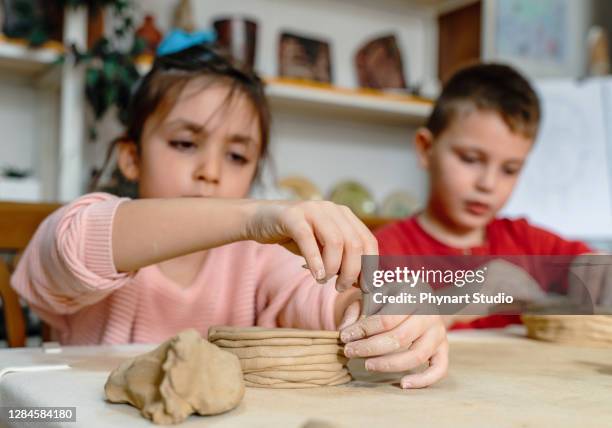 kinder lernen, tonvasen zu machen - pottery making stock-fotos und bilder