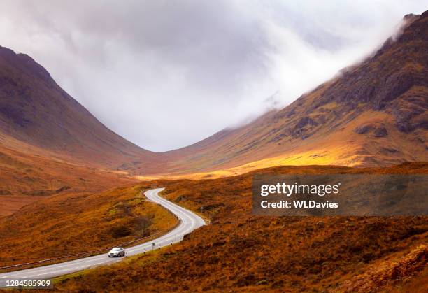 scottish highlands road - escócia imagens e fotografias de stock