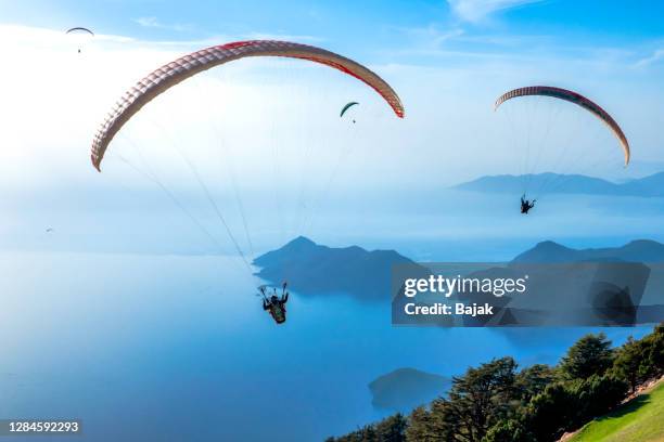 paragliding - parachute imagens e fotografias de stock