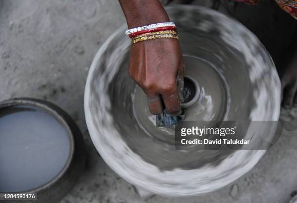 woman potter makes earthen lamps ahead of diwali - an artist makes earthen lamps for diwali festival stock pictures, royalty-free photos & images