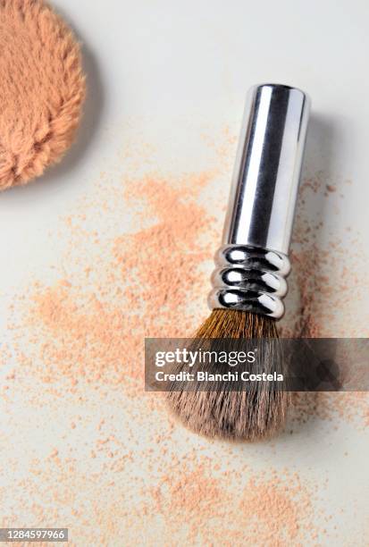 blush powder brush on white background - sminkborste bildbanksfoton och bilder