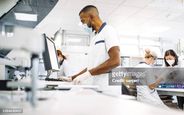 scientists working in the laboratory - pharmacy mask stock pictures, royalty-free photos & images