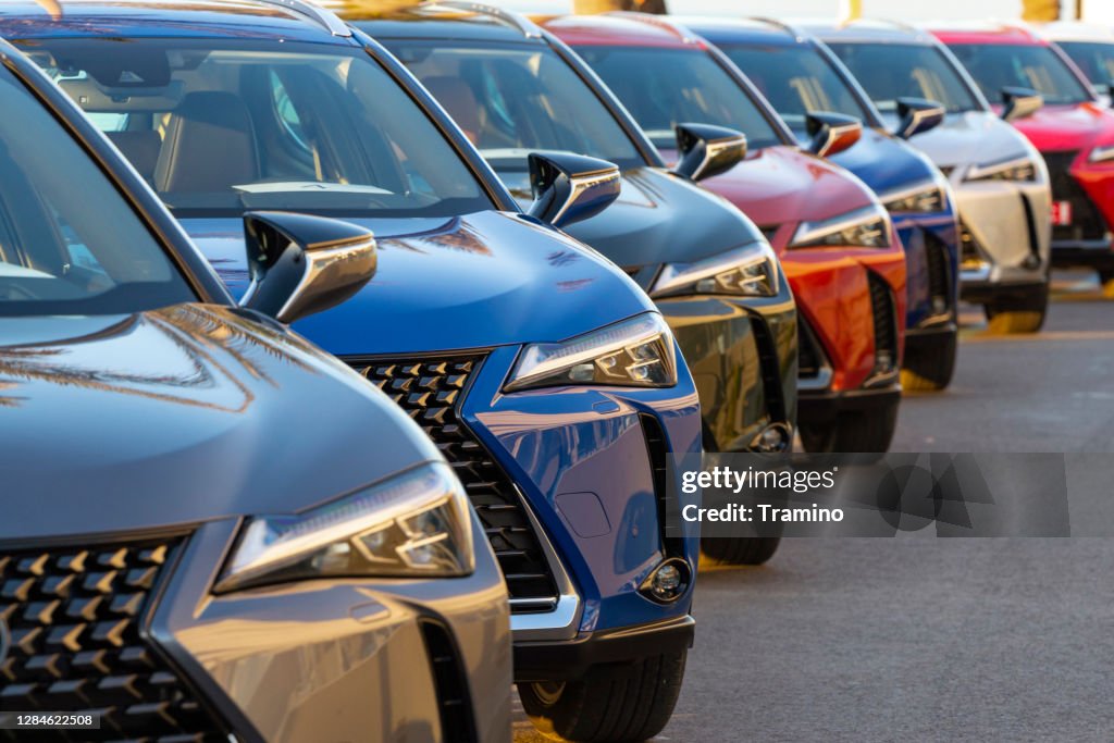 SUV-Autos auf einem Parkplatz