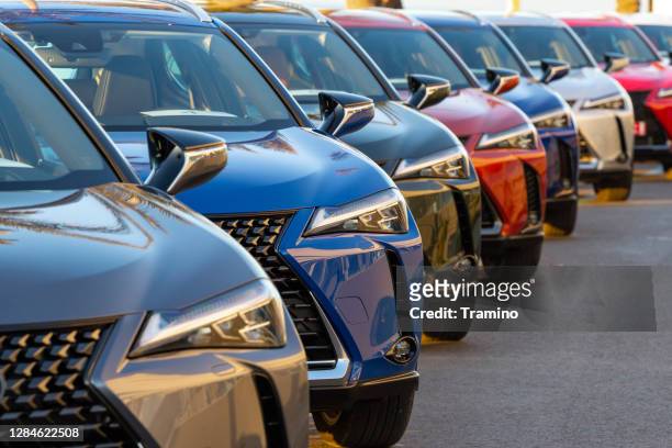 de auto's van suv op een parkeren - car dealership stockfoto's en -beelden