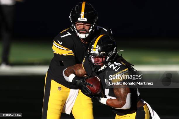 Ben Roethlisberger hands the ball to Anthony McFarland of the Pittsburgh Steelers during the first half against the Dallas Cowboys at AT&T Stadium on...
