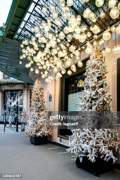 paris : weihnachtsbaum und licht des le bon marché shop. - shopping center stock-fotos und bilder