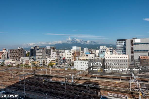 snowcapped mt. fuji and numazu city in shizuoka prefecture of japan - shizuoka foto e immagini stock