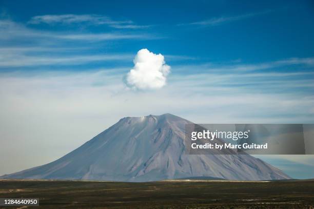 el misti volcano (5822m) rising above the high altitude plains near arequipa, peru - arequipa peru stock-fotos und bilder