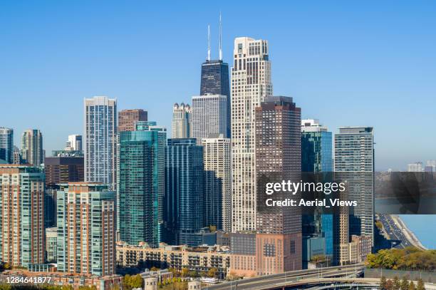 downtown chicago und lake shore drive - antenne - lake shore drive chicago stock-fotos und bilder