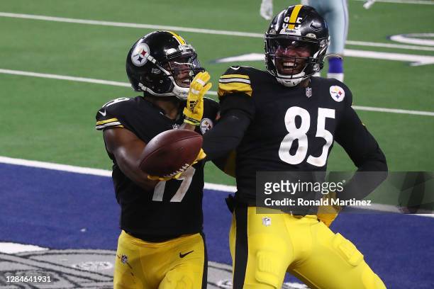 Eric Ebron of the Pittsburgh Steelers celebrates a touchdown with JuJu Smith-Schuster during the second half of a game against the Dallas Cowboys at...