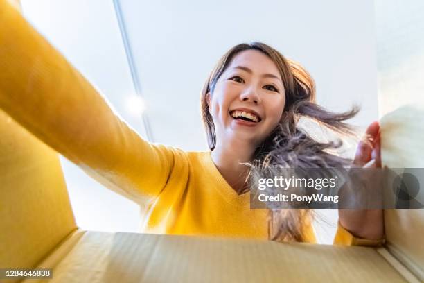 asian woman open gift box - online shopping opening package stock pictures, royalty-free photos & images