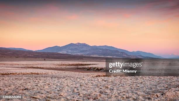 furnace creek death valley national park sunset panorama etats-unis - great basin photos et images de collection