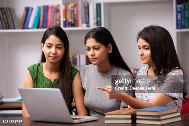 adult student in der bibliothek - stockfoto - indian girl pointing stock-fotos und bilder