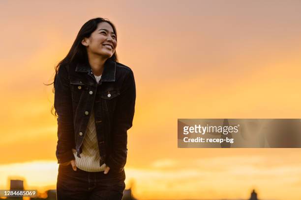 ritratto di giovane donna felice in natura durante il tramonto - smiling controluce foto e immagini stock