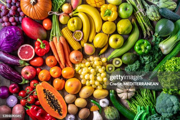 verdure colorate e frutta cibo vegano nei colori dell'arcobaleno - multicolore foto e immagini stock