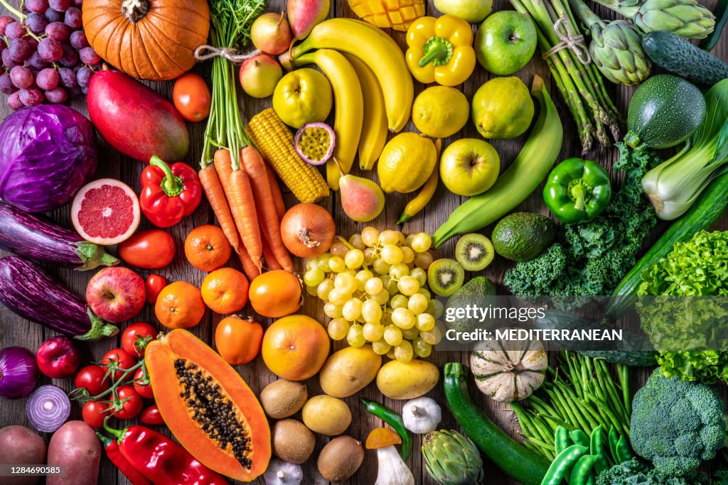 Kleurrijke groenten en vruchten veganistisch voedsel in regenboogkleuren