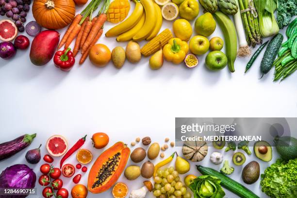 bunte gemüse und früchte veganes essen in regenbogenfarben isoliert auf weiß - obst stock-fotos und bilder