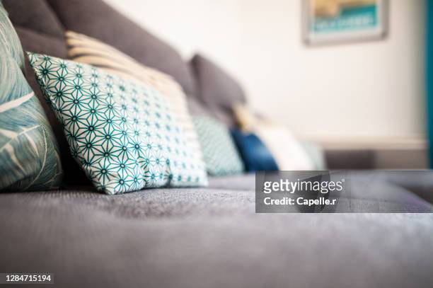 maison - salon, coussins et canapé - cushion stock pictures, royalty-free photos & images