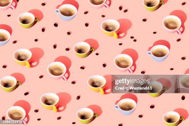 bildbanksillustrationer, clip art samt tecknat material och ikoner med pattern of roasted coffee beans and coffee cups - studio shot