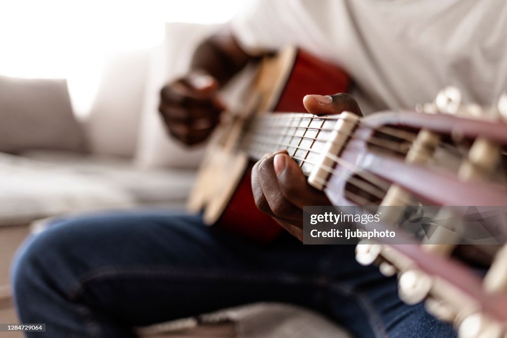Musicien avec la guitare acoustique de réglage d’instrument de musique de corde