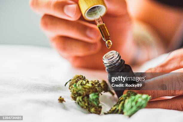 aceite de cbd – uso médico de la marihuana - cannabis oil fotografías e imágenes de stock