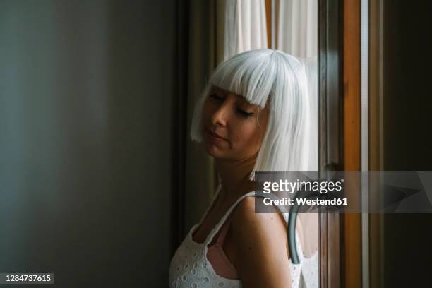 811 White Hair Wig Photos and Premium High Res Pictures - Getty Images