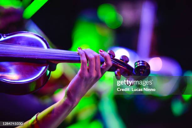 musician playing violin - symphony orchestra stock pictures, royalty-free photos & images