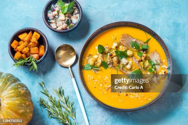 creamy pumpkin soup with chestnuts and mushrooms - cremesuppe stock-fotos und bilder