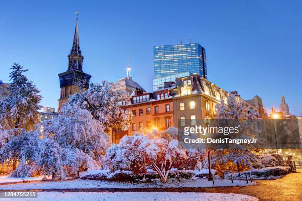 schneebedeckter boston public garden - boston massachusetts stock-fotos und bilder