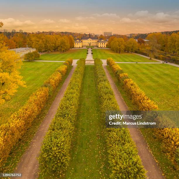 ulriksdal paleis in de herfst - the royals of sweden stockfoto's en -beelden