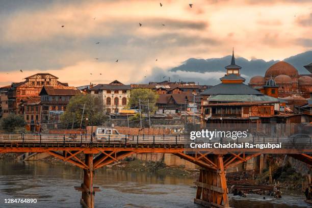 srinagar, india surrounded by the wonderful mountains of kashmir, srinagar is famous for the floating houses and its islamic heritage. here in particular the old town - srinagar imagens e fotografias de stock