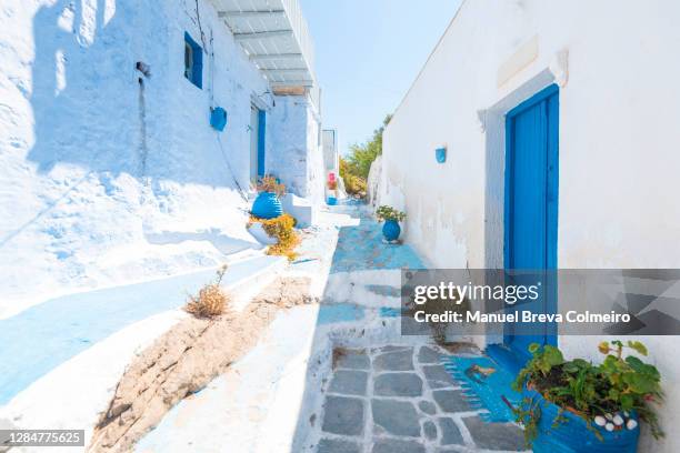 blue and white decoration in greece - oia santorini stockfoto's en -beelden