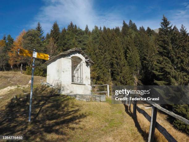 votive chapel and yellow trail markers in cassin, leventina valley, canton of ticino - wegweiser schweiz stock-fotos und bilder