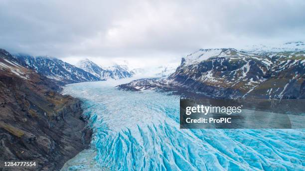 beautiful glaciers flow through the mountains in iceland. beautiful aerial views using a drone. - open toe bildbanksfoton och bilder