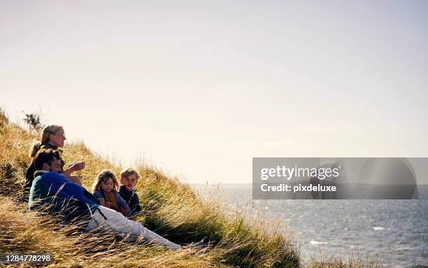 this is what total relaxation is - familie am strand stock pictures, royalty-free photos & images