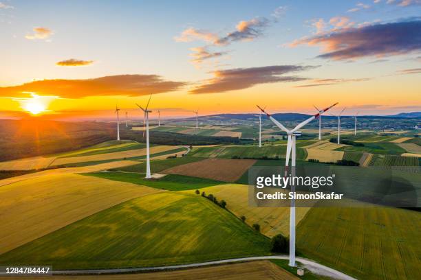 windkraftanlage bei sonnenaufgang - austria stock-fotos und bilder