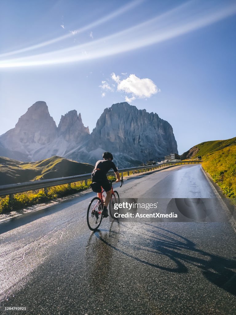 Il ciclista su strada pere' una strada in montagna