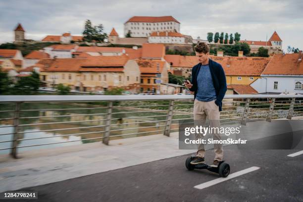 電動スクーターを使用する男 - hover board ストックフォトと画像