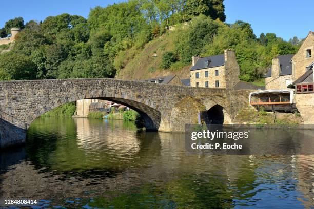 dinan, the old stone bridge over the rance, in the old port of the lower town. - cotes d'armor 個照片及圖片檔