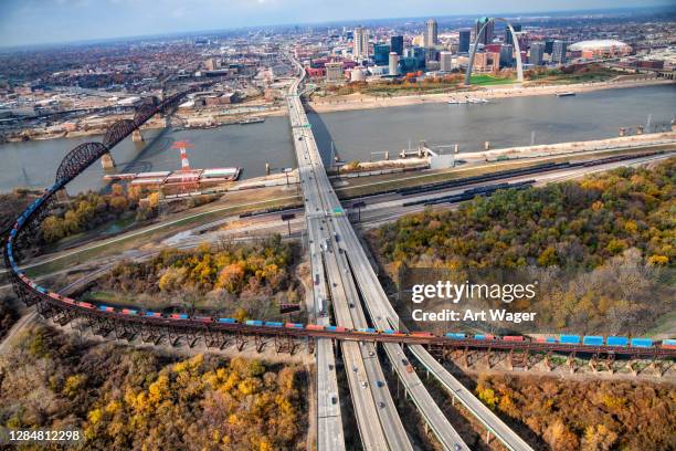 snelweg naar st. louis - river mississippi stockfoto's en -beelden