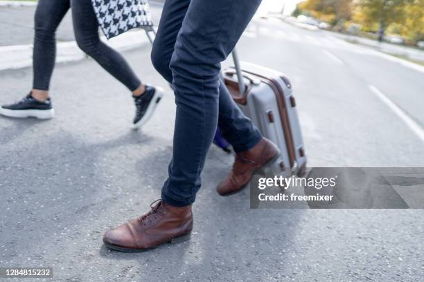 年輕夫婦抵達機場,特寫 - wheeled luggage 個照片及圖片檔